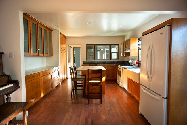 Kitchen - 3714 Barry Ave