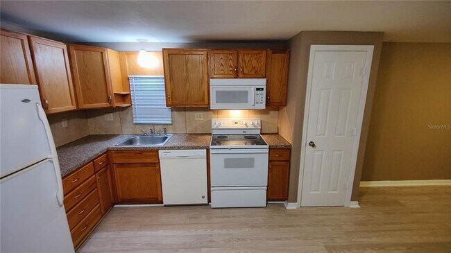 Foto del edificio - 1215 Skyview Blvd