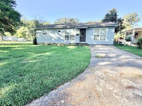 Building Photo - 213 Meadow Park Dr