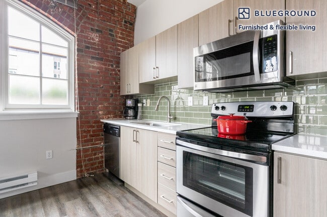 Building Photo - 224 Pontius Ave N