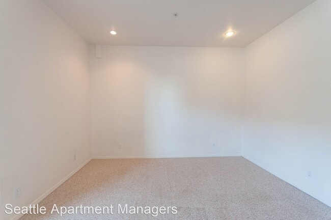 Building Photo - 1711 Summit Ave