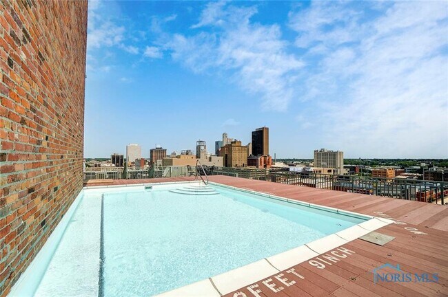 Foto del edificio - 745 Washington St