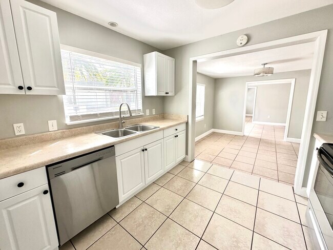 Kitchen - 2190 Hawthorne St