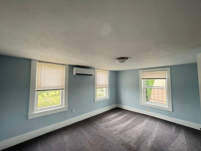 Building Photo - 139 W Hollis St