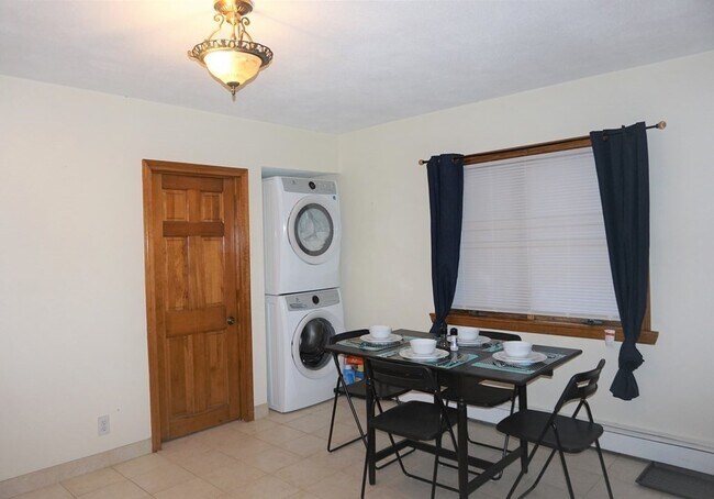 Building Photo - 580 Main St