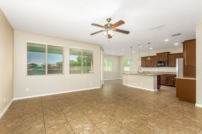Foto del edificio - Beautiful 4 bedroom 2.5 bathroom home with...