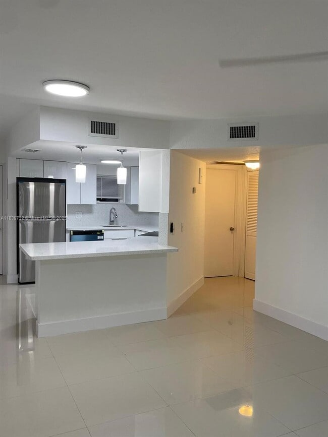 Foto del edificio - 8225 Lake Dr