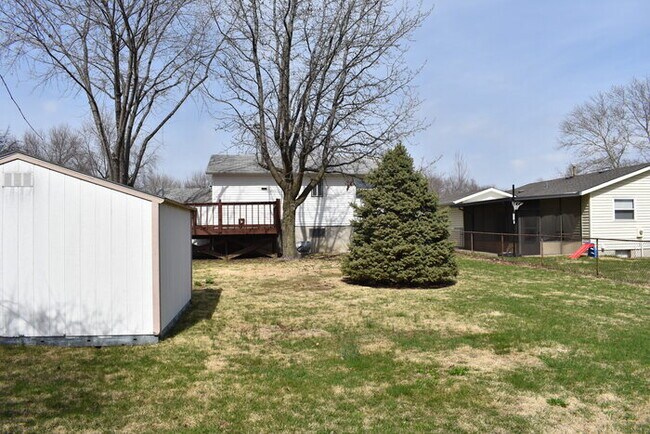 Building Photo - Unique 4 Bedroom Split Level Home in Flori...
