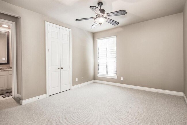 Building Photo - 8810 Lakeshore Terrace Dr