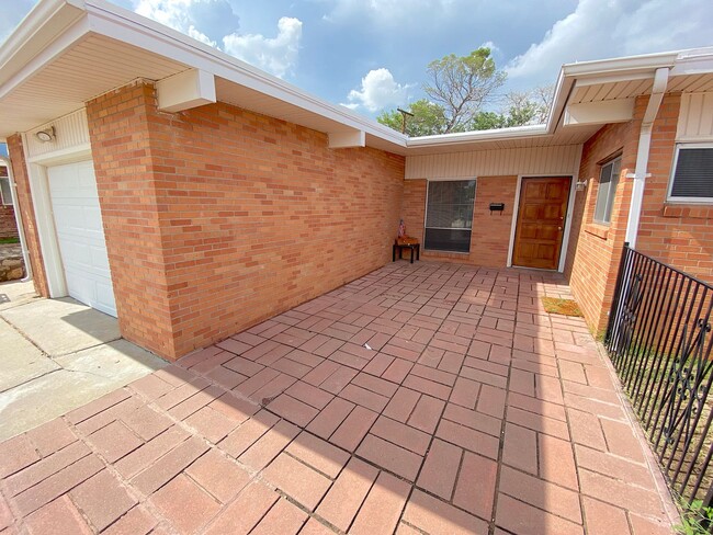 Foto del edificio - Northeast El Paso 3 Bed Refrig A/C! All Tile Flooring