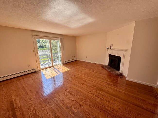 Building Photo - Wonderful 2 Bedroom, 1.5 bathroom condo w/...