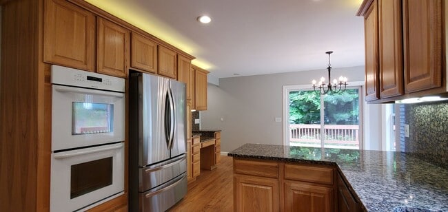 Building Photo - Spacious 5 Bedroom Executive Level Home