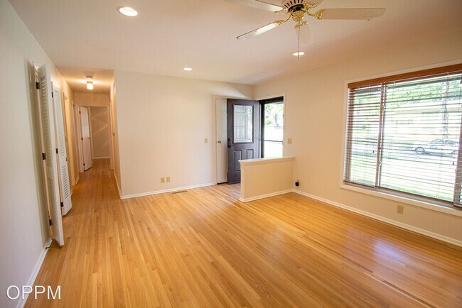 Foto del edificio - 4 br, 3 bath House - 3245 S. 126th Ave.