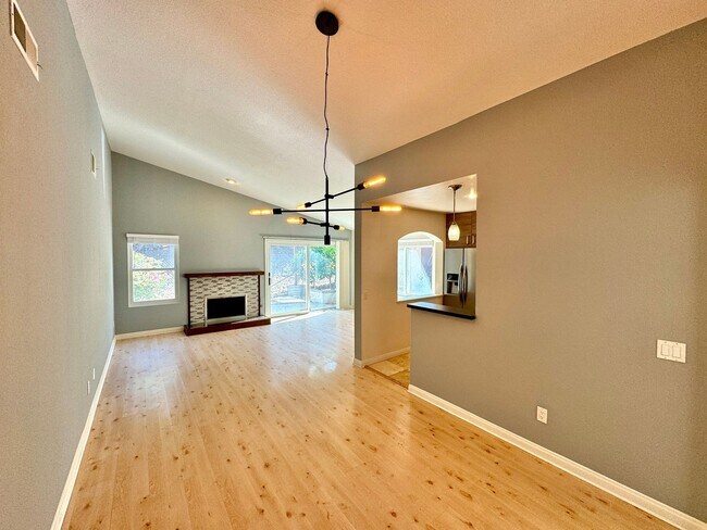 Building Photo - Great 3B/2BA House in a Gated Community in...
