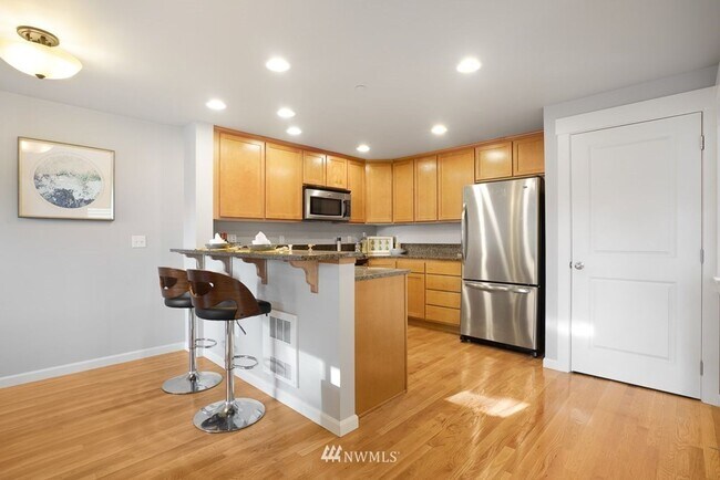 Foto del edificio - Large 2-Bedroom Northgate Townhome