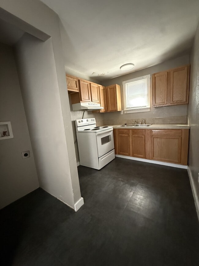 Building Photo - 402 N Cedar St