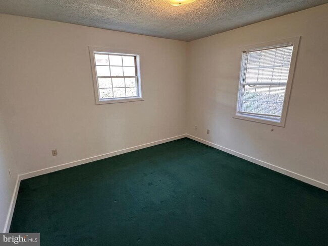 Foto del edificio - 30 Westridge Dr