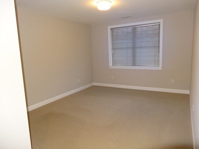 Building Photo - 2 Inwood Dr