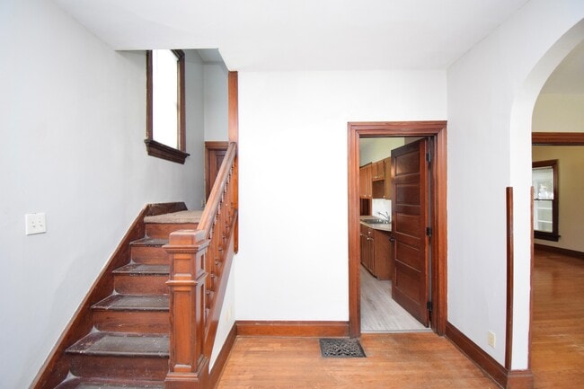 Building Photo - 23 E Parkwood Dr