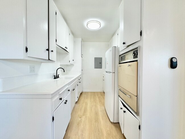 Building Photo - 14807 Normandie Ave