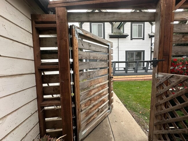 Foto del edificio - 315 W 3rd St