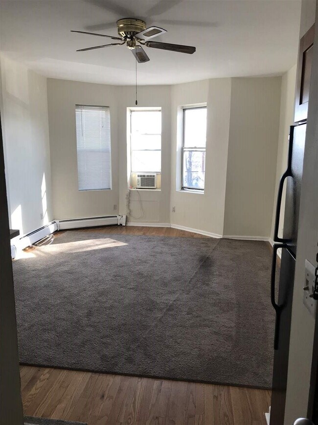 Foto del edificio - 445 Ogden Ave