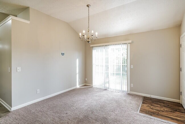 Foto del edificio - 574 Rose Cottage Cir