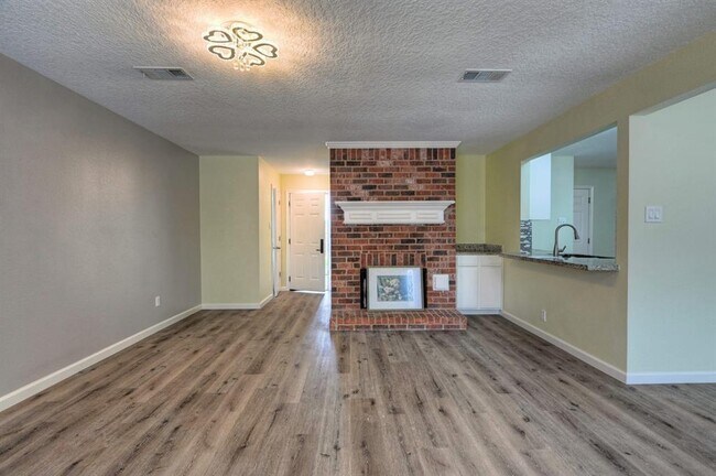 Building Photo - 13822 Trumpetvine St