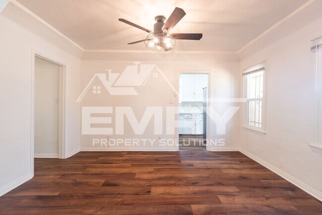 Foto del edificio - Remodeled 3 Bed 1 Bath Spanish-Style Gem for Rent