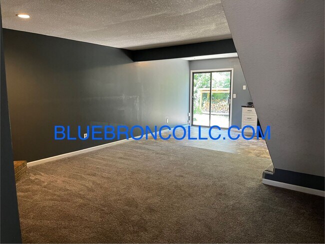 Foto del edificio - Great price for 2 bedroom townhome, spacio...