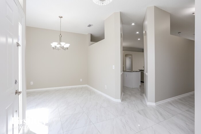 Foto principal - 1416 Summit Oaks Dr E