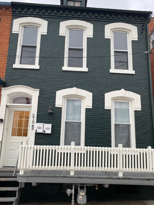 Primary Photo - 219 Poplar St