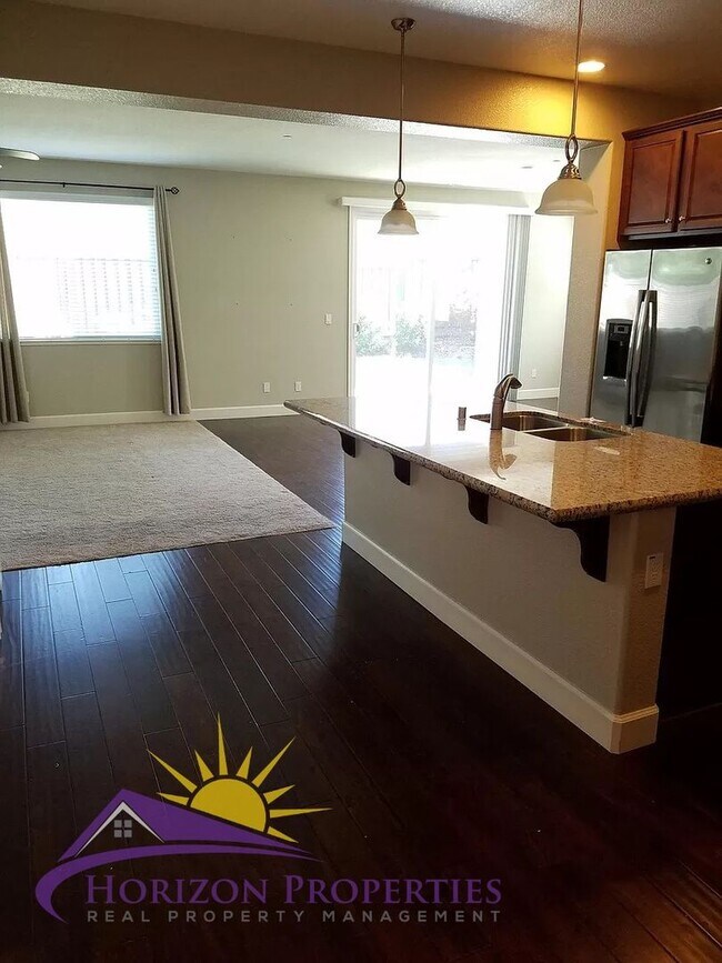 Foto del edificio - Spacious 5 Bed 4 Bath 3 Car Garage 2,980 Sq. Ft. Fiddyment Ranch Home in Roseville