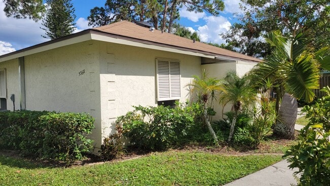 Annual unfurnished nicely renovated 2/2 villa near the Ringling Museum - Annual unfurnished nicely renovated 2/2 villa near the Ringling Museum House