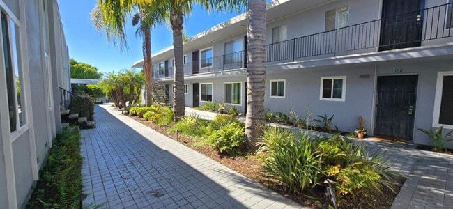 Building Photo - Enjoy coastal living in this fully furnished 1-bedroom, 1-bath condo in Pacific Beach, San Diego