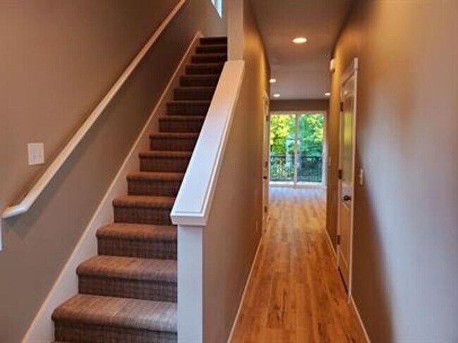 Building Photo - 3 Bedroom 2.5 Bath in Tumwater