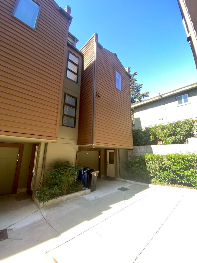 Foto del edificio - 2046 14th Ave W
