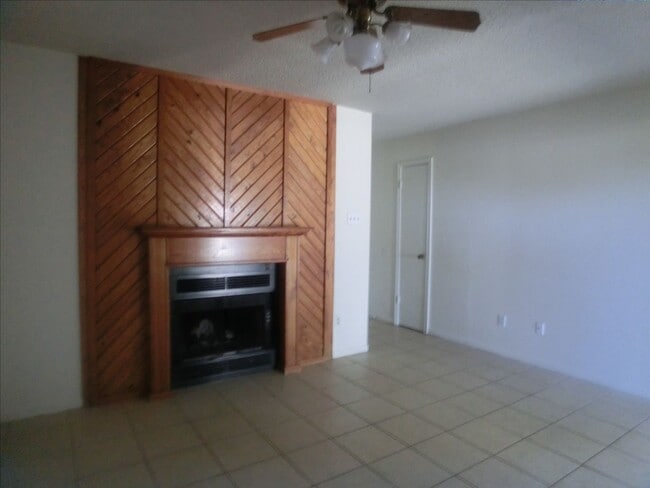 Building Photo - 302 Sorrell Dr