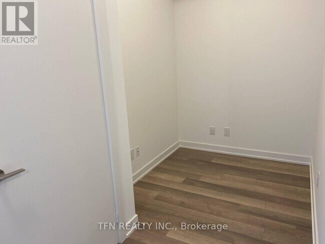 Photo du bâtiment - 1603 Eglinton Ave W