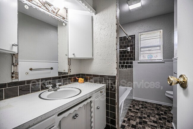 Building Photo - 4908 Baker St