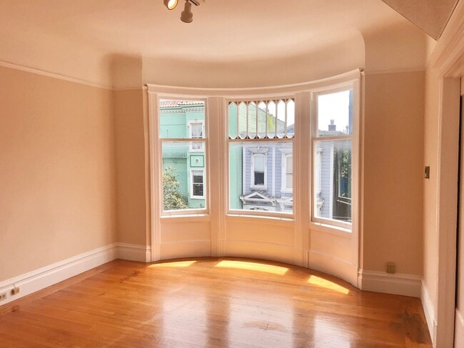 Building Photo - Top Floor Huge 4BR Flat, In Unit Laundry i...