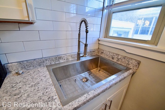 Building Photo - 406 Oak St