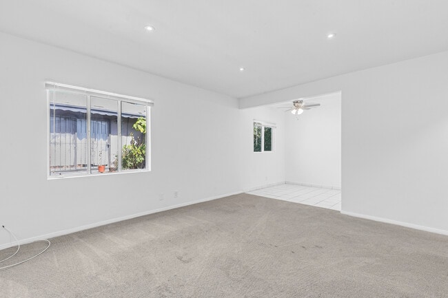 Building Photo - 536 Hyde Park Pl