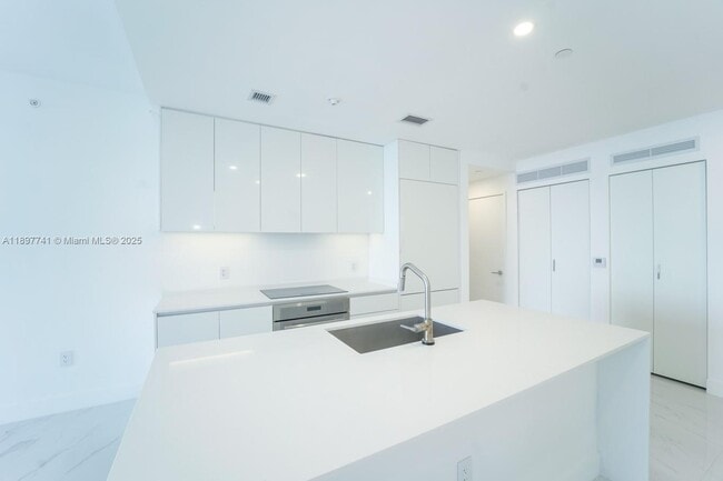 Foto del edificio - 700 NE 24th St