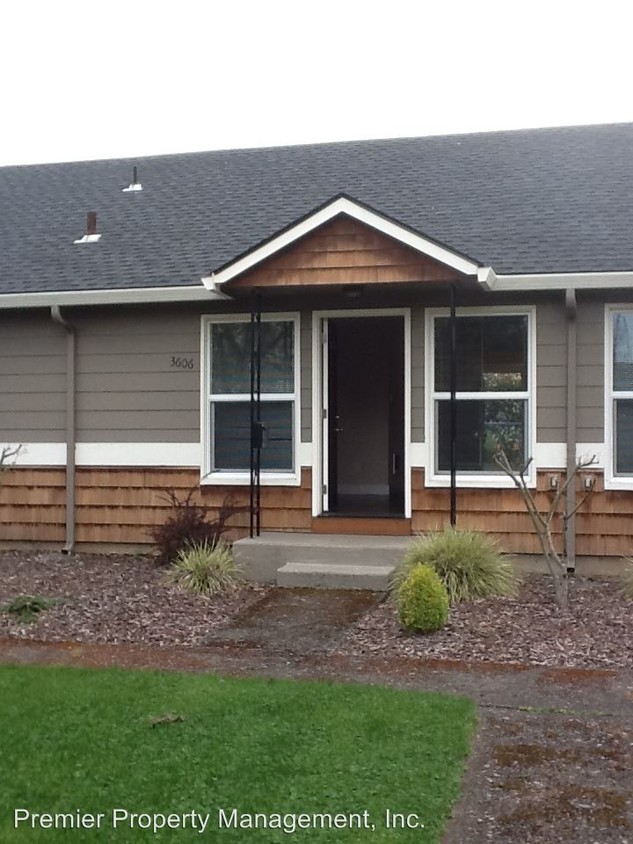 Primary Photo - 3606 E Evergreen Blvd
