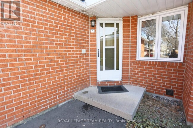 Building Photo - 15 Forestlane Private