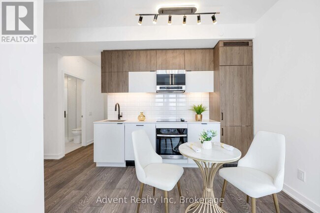 Photo du bâtiment - 8888-8888 Yonge St