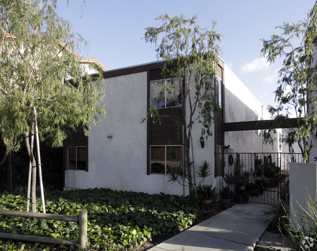 Building Photo - 5725 Linda Vista Rd