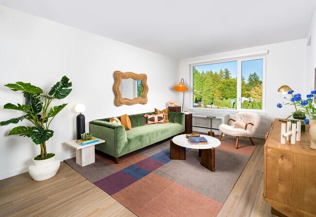 Techos altos de 9 pies, pisos de tablones estilo madera y ventanas de gran tamaño crean una atmósfera luminosa y abierta que se siente tan elevada como su estilo de vida. - Modera Raleigh Hills