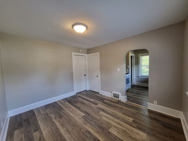 Building Photo - 2 Bedroom, 1 Bathroom home!